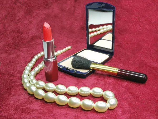 Red lipstick powder and beads — Stock Photo, Image