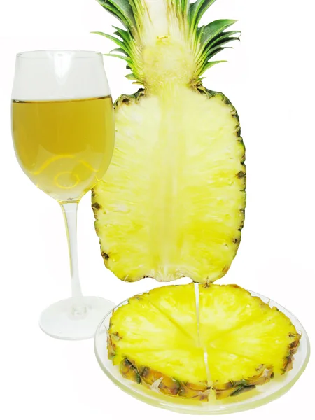 Вырезать ананас и красное белое вино — стоковое фото