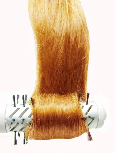 Βούρτσα μαλλιών στεγνωτήρα με κόκκινα μαλλιά σε αυτό — Φωτογραφία Αρχείου