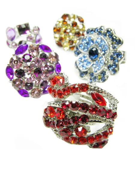 Bagues à bijoux serties de cristaux brillants — Photo