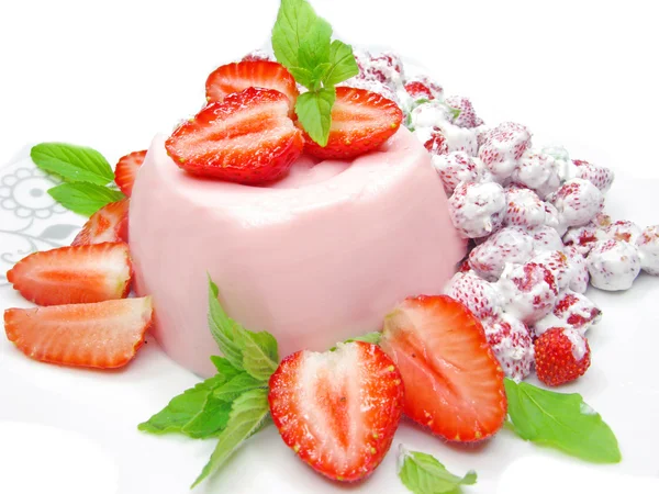 Frukt bär efterrätt med pudding — Stockfoto