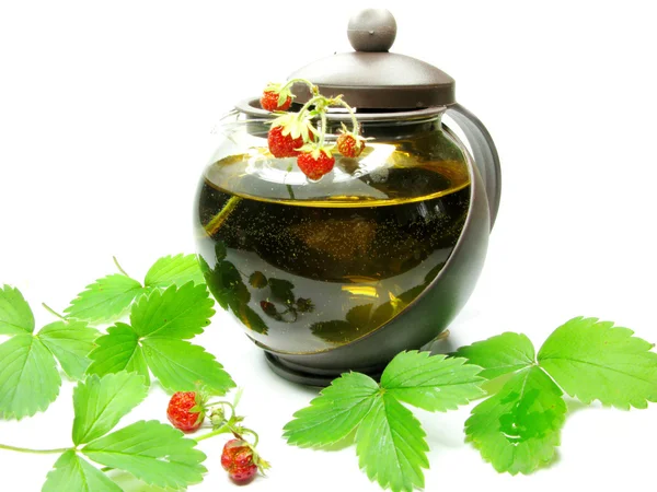 Травяной чай с клубникой в чайнике — стоковое фото