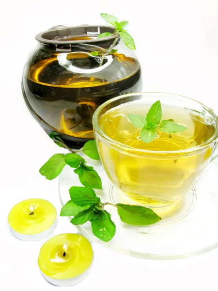 Травяной чай с мятой среди свечей — стоковое фото