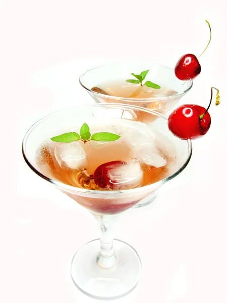 Dos cócteles de licor de alcohol con cereza —  Fotos de Stock