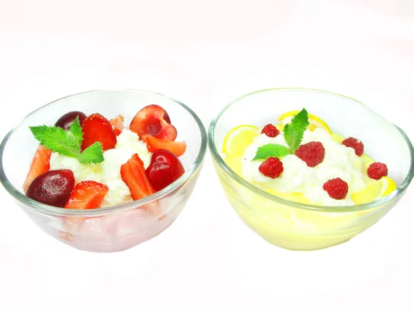 Due dessert alla ciliegia con budino e gelatina — Foto Stock