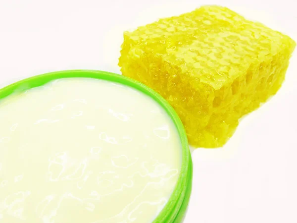 Crème cosmétique pour visage avec éessence de miel — Photo