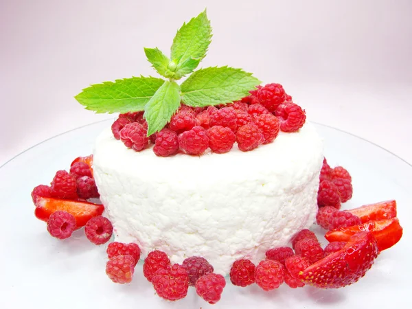 Himbeerdessert mit Pudding und Erdbeere — Stockfoto