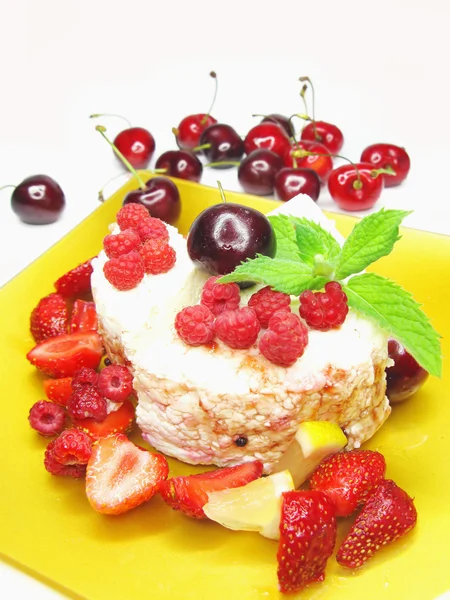 Фруктовый десерт с ягодами пудинга — стоковое фото
