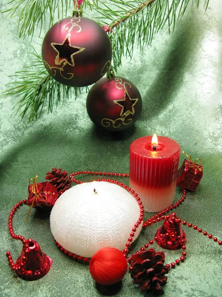 Palle rosse di Natale e candele profumate — Foto Stock
