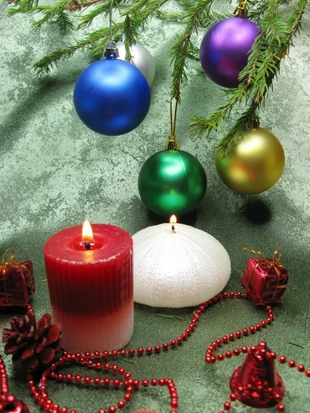 Kerstmis ballen kaarsen huis decoratie — Stockfoto