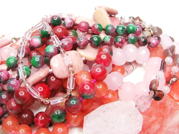 Haufen roter und pinkfarbener Perlen — Stockfoto
