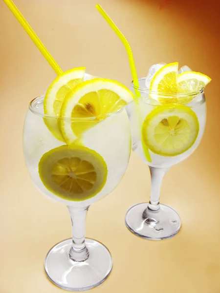 Alcohol cocktails with lemon — Stock Photo, Image