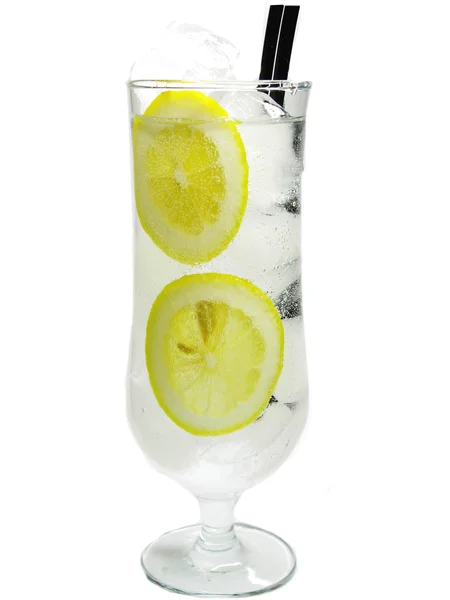 Алкогольний білий коктейль з лимоном — стокове фото
