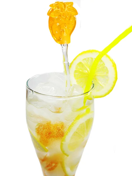 Фруктовий холодний сік напій з лимоном та апельсином — стокове фото