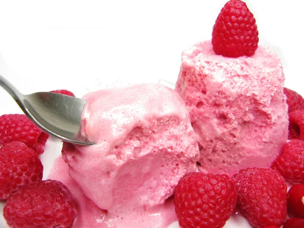 Růžový ovoce zmrzlina s lžičkou — Stock fotografie