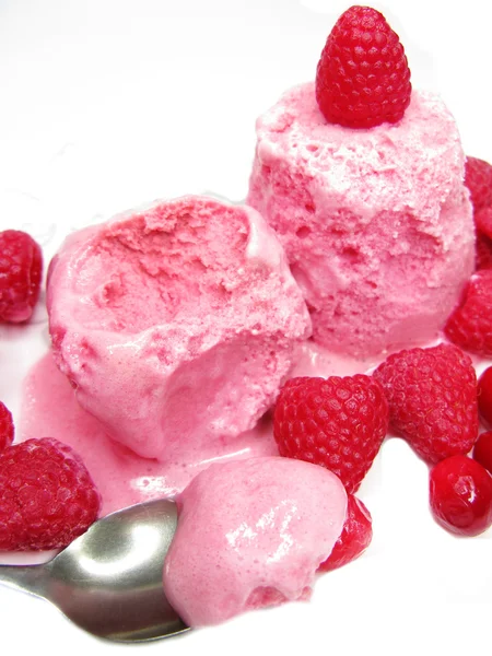 Gelato alla frutta rosa con cucchiaio — Foto Stock