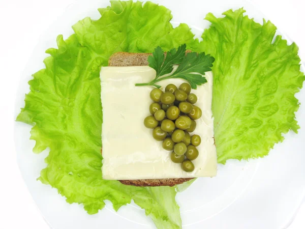 Творческий овощной сэндвич с сыром и горохом — стоковое фото