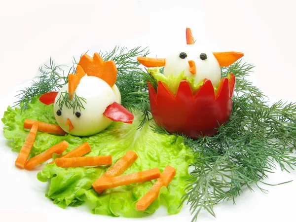 Twórczy sałatka warzywna z jajkami — Zdjęcie stockowe