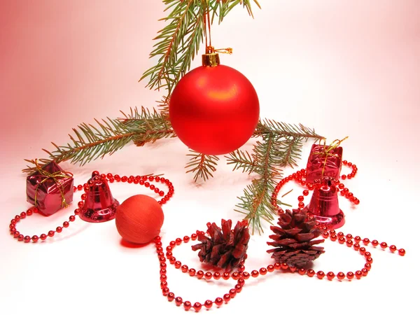 Красный рождественский бал и лента — стоковое фото