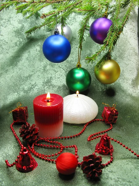 Karácsonyi labdák és gyertyák — Stock Fotó