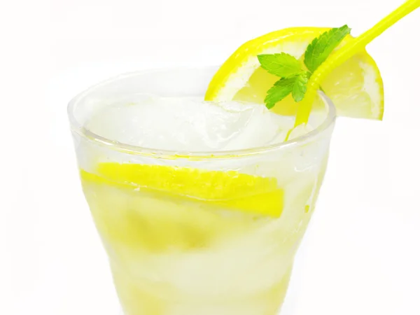 Žlutá limonáda s ledem a citronem — Stock fotografie