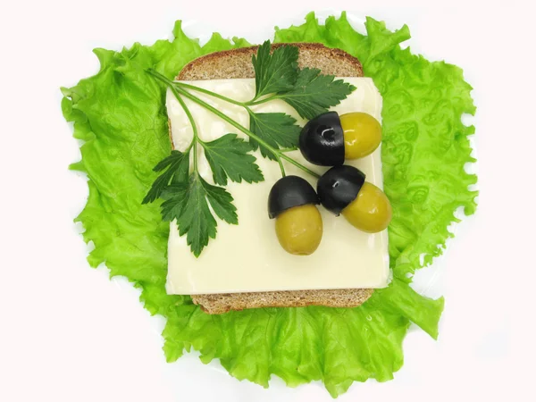 Kreatív növényi szendvics, sajt és olajbogyó — Stock Fotó