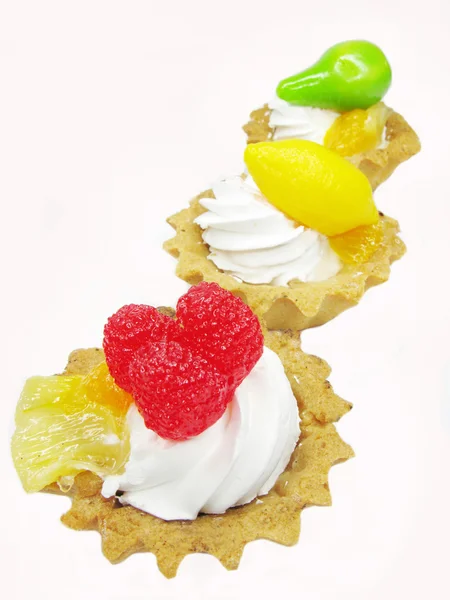 Słodkie fancycakes z owocami — Zdjęcie stockowe