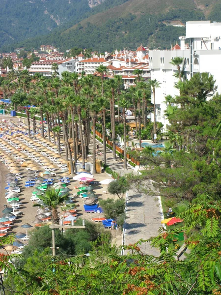 Playa paisaje sol-tiendas y tumbonas —  Fotos de Stock