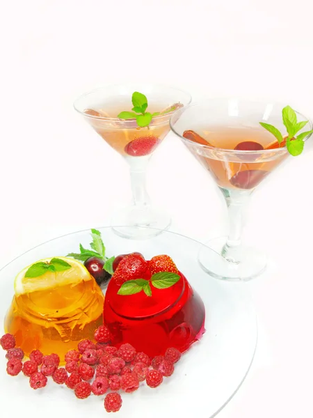 Вишневый десерт с фруктовым желе и алкогольные коктейли — стоковое фото