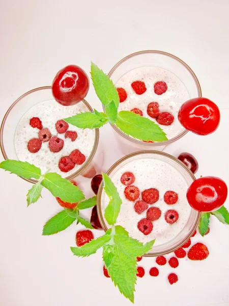 Cócteles de batido de frutas con frutas rojas —  Fotos de Stock