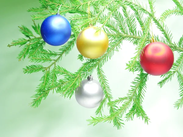モミの枝にぶら下がってクリスマス ボール — ストック写真