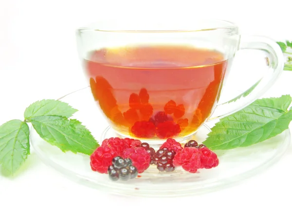 Фруктовый летний чай с малиной и ежевикой — стоковое фото