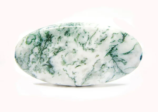 圆的绿色和白色的地质 amazonit 矿物珠 — 图库照片