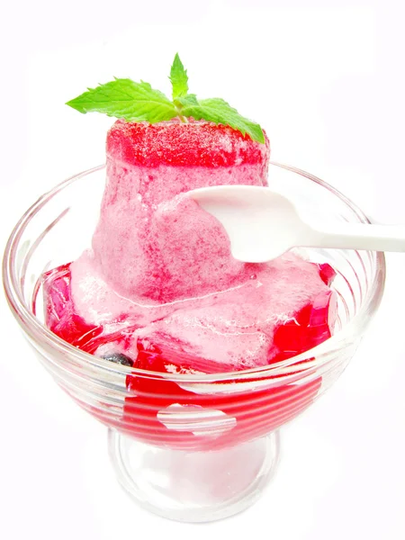 Gelado de frutas rosa com colher — Fotografia de Stock