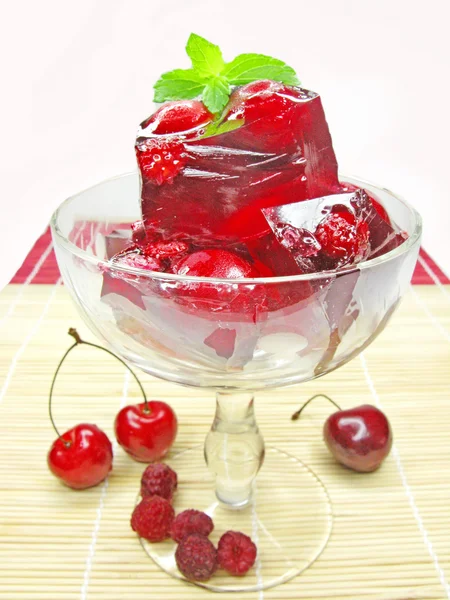 Sobremesa de cereja com pudim e geléia — Fotografia de Stock