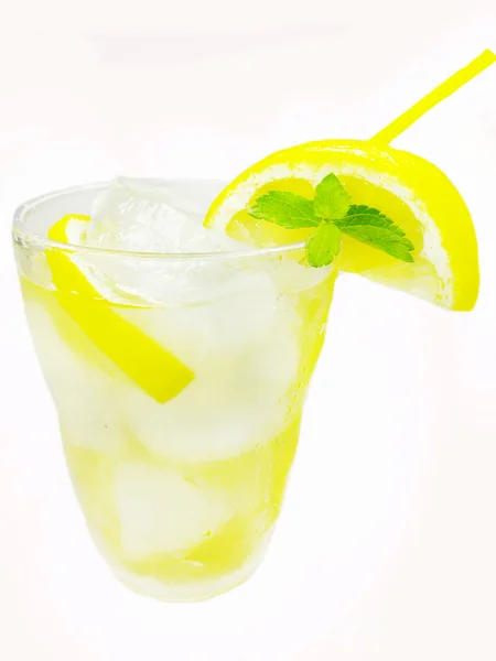 Buz ve limon sarı limonata — Stok fotoğraf
