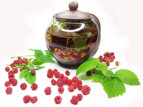 Chá de frutas com framboesa em bule de chá — Fotografia de Stock