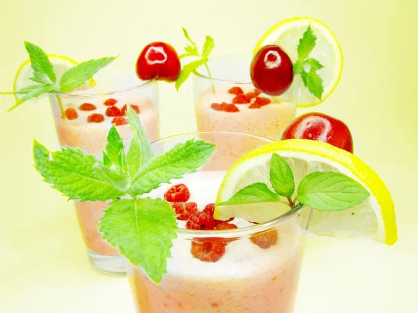 Threen fruit cocktails with lemon and cherry — Stock Photo, Image