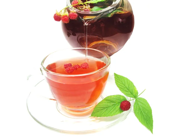 Ahududu ile kırmızı çay dökülen meyve — Stok fotoğraf