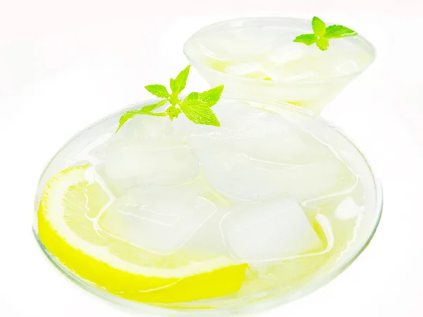 Alkohollikör-Cocktail mit Zitrone — Stockfoto