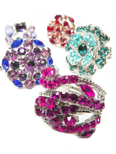 Conjunto de anéis de jóias com cristais brilhantes — Fotografia de Stock
