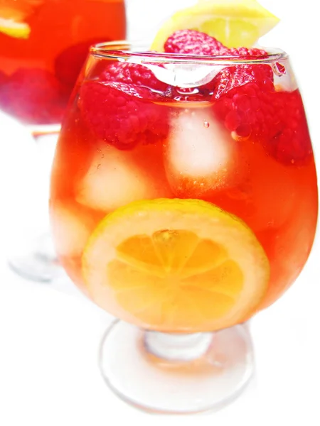 红果子酒覆盆子的鸡尾酒饮料 — 图库照片