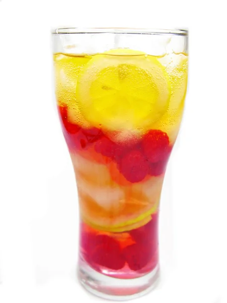 Frukt kall juice drink med bär — Stockfoto