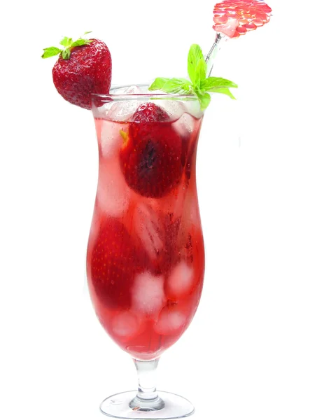 Κόκκινα φρούτα γροθιά κοκτέιλ ποτό με φράουλα — Φωτογραφία Αρχείου