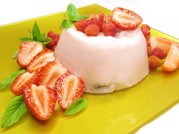Erdbeer-Dessert mit Pudding — Stockfoto