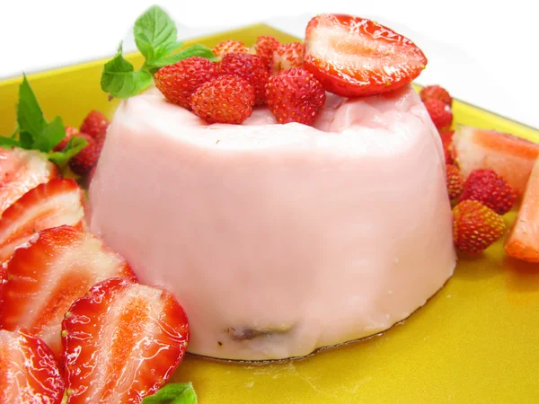 Fruit strawberry dessert with pudding — Stockfoto