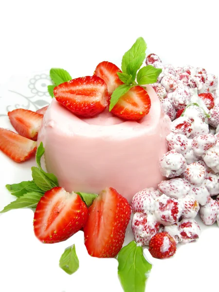 Obst-Erdbeer-Dessert mit Pudding — Stockfoto
