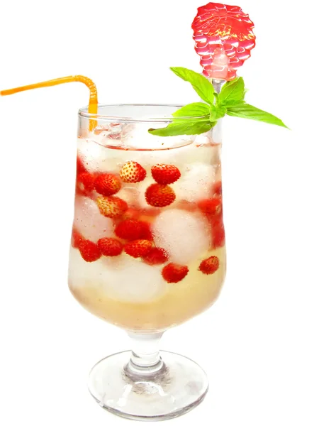 冷果汁饮料与野生草莓 — 图库照片