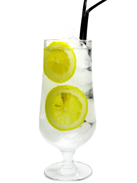 Alkoholisk hvid cocktail med citron - Stock-foto