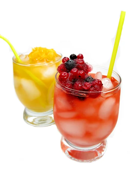 Алкогольные коктейли с ягодами — стоковое фото